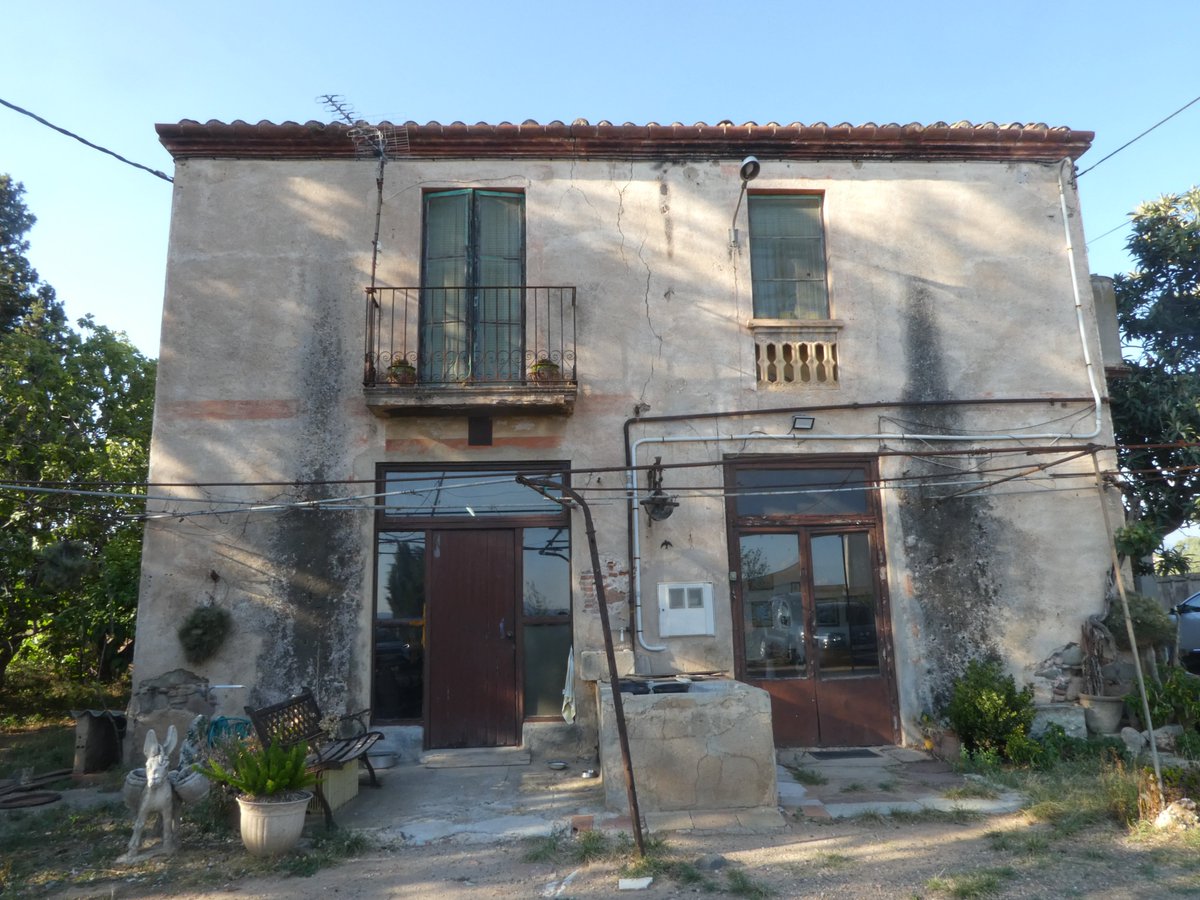 garbuix's tweet photo. 🏡 Acompanyem a la @mpocurullroca a Cal Pelat Nou de #Llerona? Una casa que ha acollit tres generacions dedicades a la venda de flors i plantes.
Llegiu l'article complet aquí: 👇
https://t.co/iZO2wSo0yw https://t.co/Yd1zyUQADd