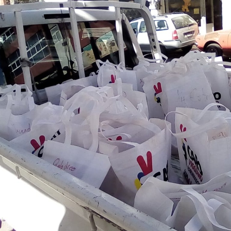 ZuritaCarpio's tweet photo. El @PRI_Nacional en Pachuca le entra el reciclaje con las bolsas que le sobraron a @caroviggiano. Ahí las andan repartiendo con despensas para sus seccionales de la colonia Cuauhtémoc. https://t.co/QS8X7AwYyL