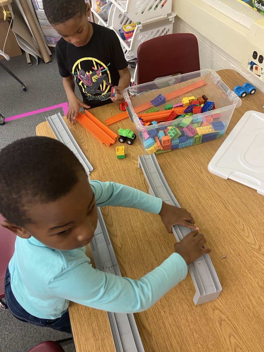 Zannetechnology's tweet photo. Ss explored #science concepts using  stations to demonstrate Force and motion in the #STEAM lab ⁦⁦@LakeshoreLM⁩  ⁦@LEGO_Group⁩ https://t.co/ps8vH4o8Jq