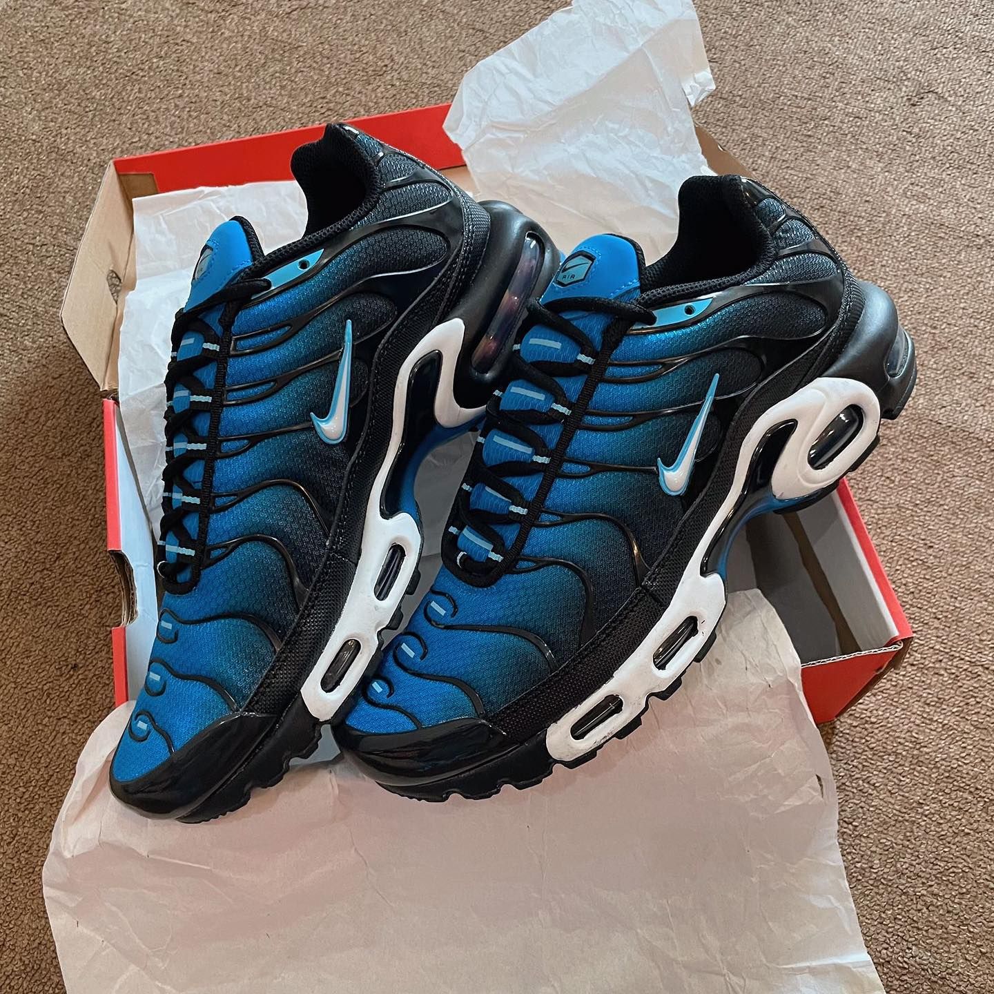 Nike air max plus electric blue hot sale