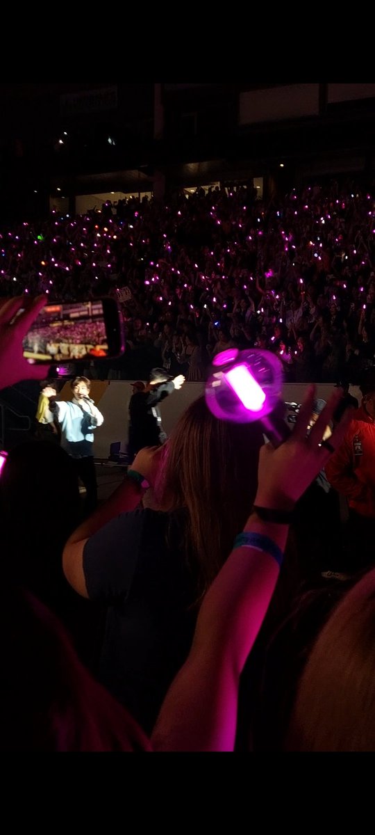 soobinsbonsai's tweet photo. I have to add Enhypen now! I went to their concert in october 2023 in L.A. I paid ~230$ bc ticketmaster usa loves to add fees for nothing.

(that's not me screaming in the videos 😭) https://t.co/UfWyAjC45V