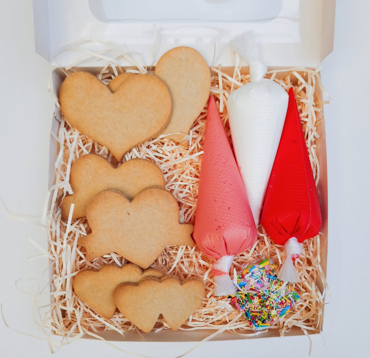 MiniBakersBox's tweet photo. 'You're My Tweet-Heart' - Valentines Day Biscuit Decorating Kit. A tasty Valentines Day activity, whether you're looking for a crafty afternoon with the kids or a creative date night with your significant other.❤️

#biscuitgifts #cookiedecorating #biscuitsdelivered #ValentinesDay https://t.co/j7eILTE3mn