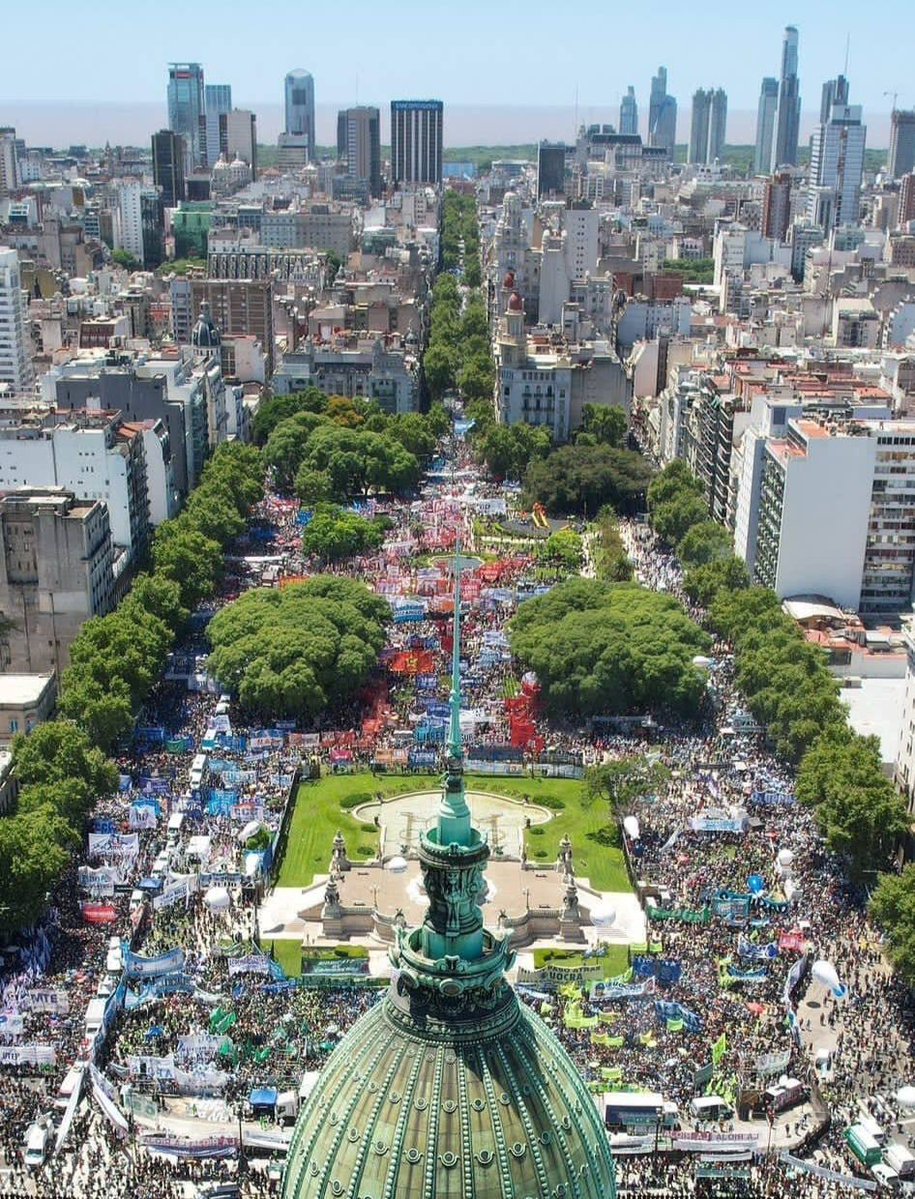 MoreauLeopoldo's tweet photo. El pueblo volvió a ganar calles, avenidas y veredas. Se cuidó solo. No se dejó provocar y tampoco intimidar. Protestó y reclamó pacíficamente. La única violenta fue Bullrich que cerró el Puente Pueyrredon al divino botón. No hacen falta ni protocolos,ni reformas penales. Sólo seguir viviendo en Democracia.
