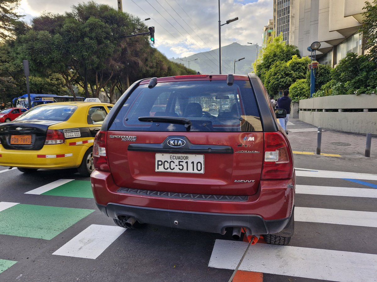 quimeradann's tweet photo. En Quito la gente hace lo que le da la gana. Esta mujer se estacionó sobre el paso cebra de la Juan León Mera y Patria. No importaron los conos. https://t.co/l7lSIgJORg
