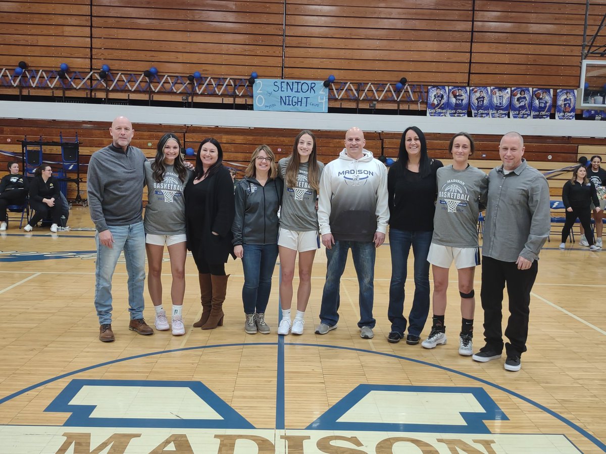 MHS_BLUESTREAKS's tweet image. SENIOR NIGHT...GO BLUE STREAKS BEAT LAKESIDE!!