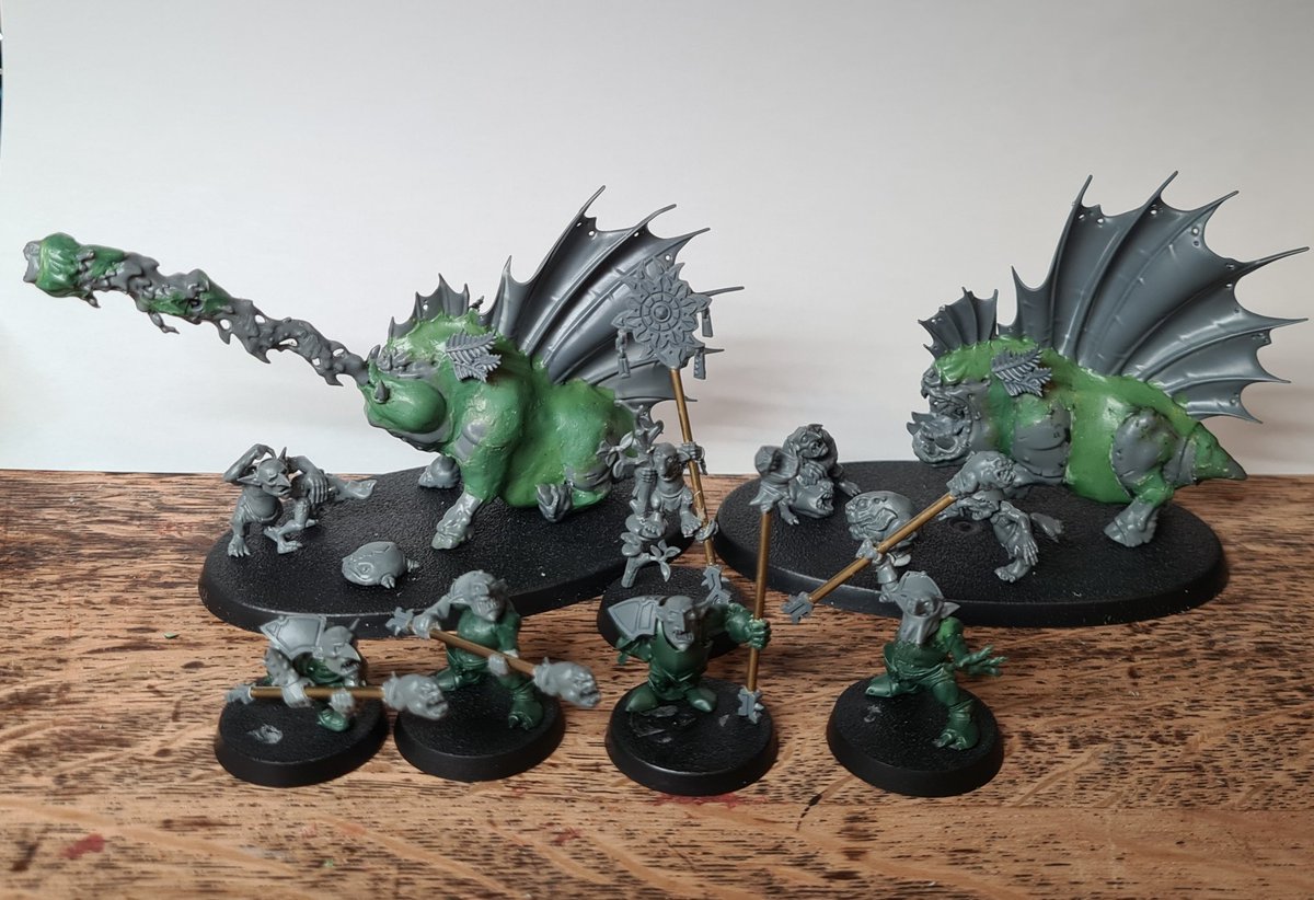 Crowded shot but here's the two squigamanders with the grot handling crew. Some tidying up and extra decoration on the grots  but gearing up for painting #snagaphon #warhammercommunity #Warmongers #aos #ageofsigmar