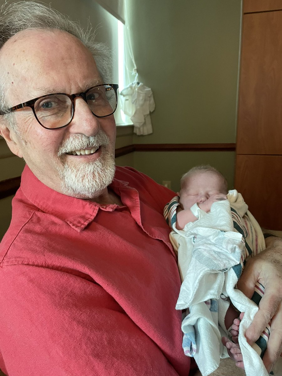 LibbyWeihsmann's tweet image. My dad has always said there are two things you need in life: Your family &amp;amp; your health. This morning, my dad rang the bell signaling the end of radiation treatment for cancer at one hospital &amp;amp; at another 60 miles away, my sister welcomed a healthy little boy. Family &amp;amp; health.