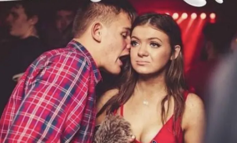 cada vez que enfocan a Napoli veo esto pero con subtítulos🤡#laisladelastentaciones