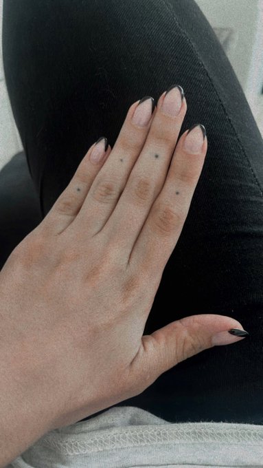 Darks pero coqueta 💋 🖤 https://t.co/a8yf3HPPgo