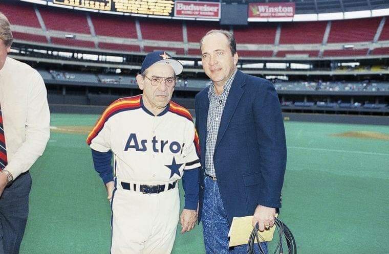 officetutorials's tweet image. Yogi Berra and Johnny Bench before Berra’s last game as a coach in 1989. #TheBest #Berra #Bench #BaseballRoyalty @JohnnyBench_5 @lindsayberra @sabr