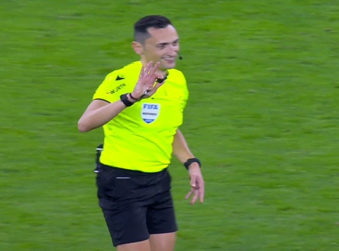 MrAsubio's tweet photo. #Athletic #Barça

😍 Sánchez Martínez es una GARANTÍA siempre. 

👮🏻‍♂️Los jugadores saben que no se le puede torear como a otros, no se le escapa un partido, mantiene un criterio uniforme y se sabe hacer respetar.

🥇Para mí, el mejor.

😄Hasta lo impensable pasó... sonrió tras caerse al chocar con Nico Williams.