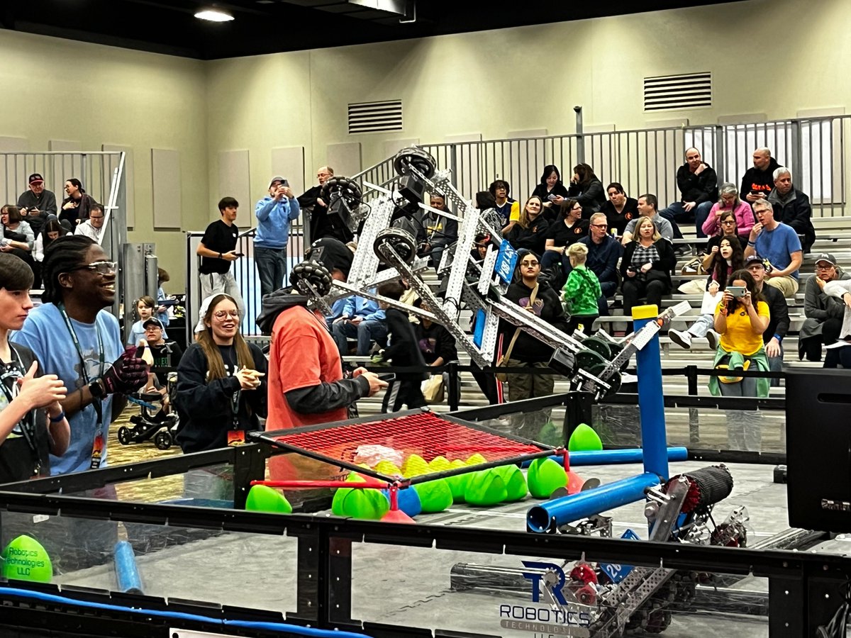 REC_Foundation's tweet photo. Wow! An impressive OVER UNDER ELEVATION.
#recfoundation #VEXRobotics #OverUnder https://t.co/YQJJLTaY8D