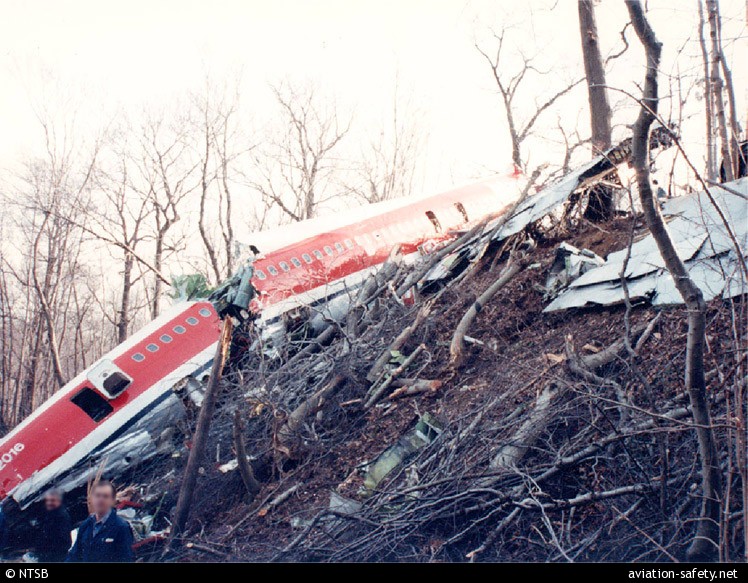 OnDisasters's tweet photo. #OTD in 1990: Avianca Flight 52, a B-707, crashes in NY (US), 73 of 158 aboard die. Jet ran out of fuel following delays due to traffic and weather, which included a missed approach. Enquiry noted crew´s poor flight planning and communication issues with both ATC and pilots. https://t.co/imLnL1Vogr