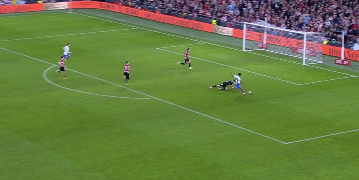 Por eso esperaba con la carita empapada a que llegaras con rosas, con mil rosas para mí …