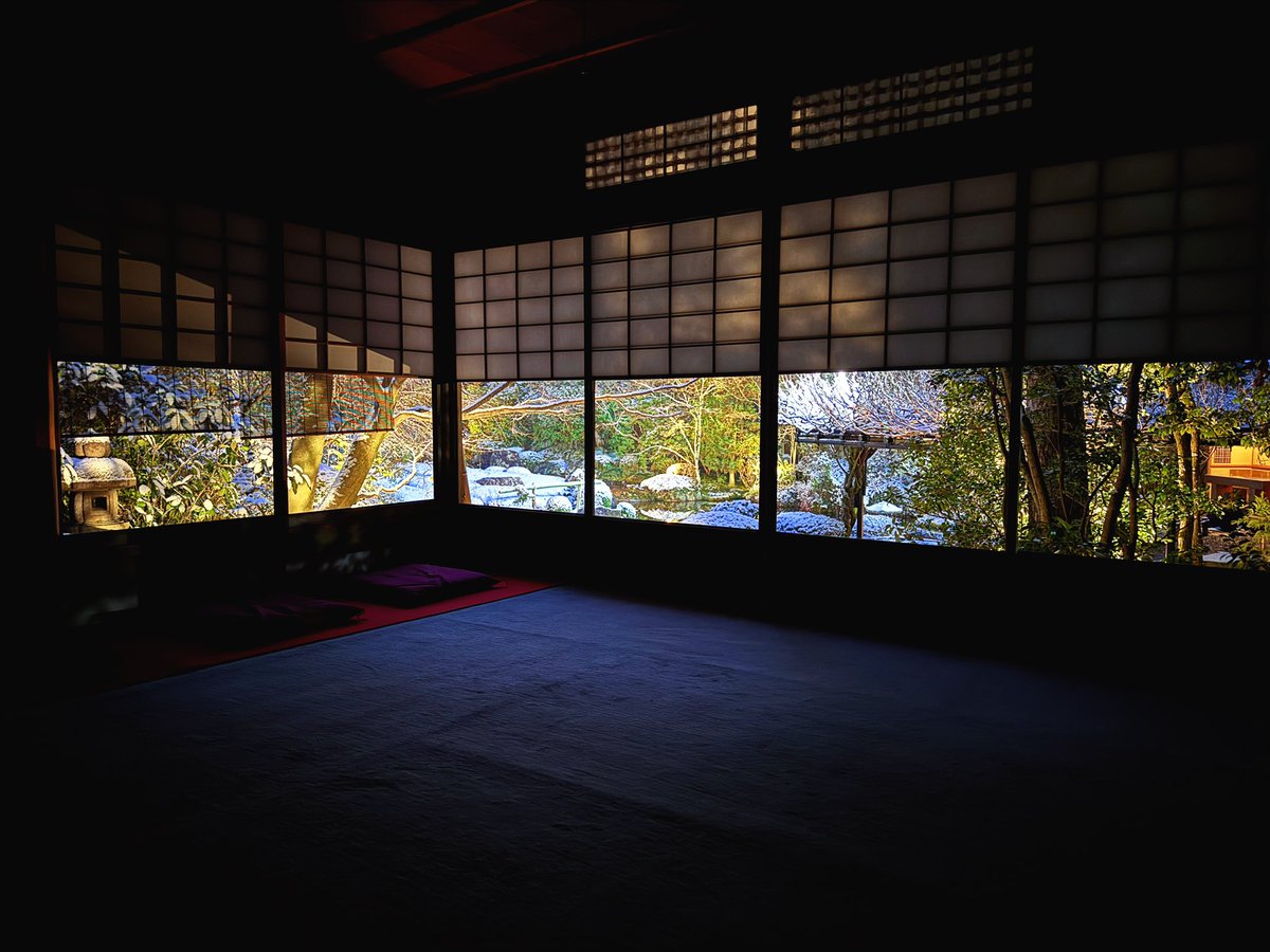 daikomatsuyama's tweet photo. 香炉峰の雪はいかならむ。
簾を撥げて看るべし。
#雪の朝 #簾は短いので雪見障子を #清少納言 #白居易 #京都 #退蔵院 #snow #kyoto #taizoin https://t.co/vA0AgGtRAb