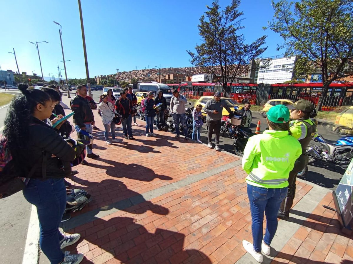 SectorMovilidad's tweet photo. Hoy nuestro equipo de Cultura para la Movilidad junto con @TransitoBta, llevaron a cabo una jornada pedagógica para los motociclistas en la localidad de Ciudad Bolívar 🛵, centrada en velocidad y elementos de protección.  

¡Juntos estamos trabajando por la seguridad vial! 🏍️✋ https://t.co/ZuNrG8892h