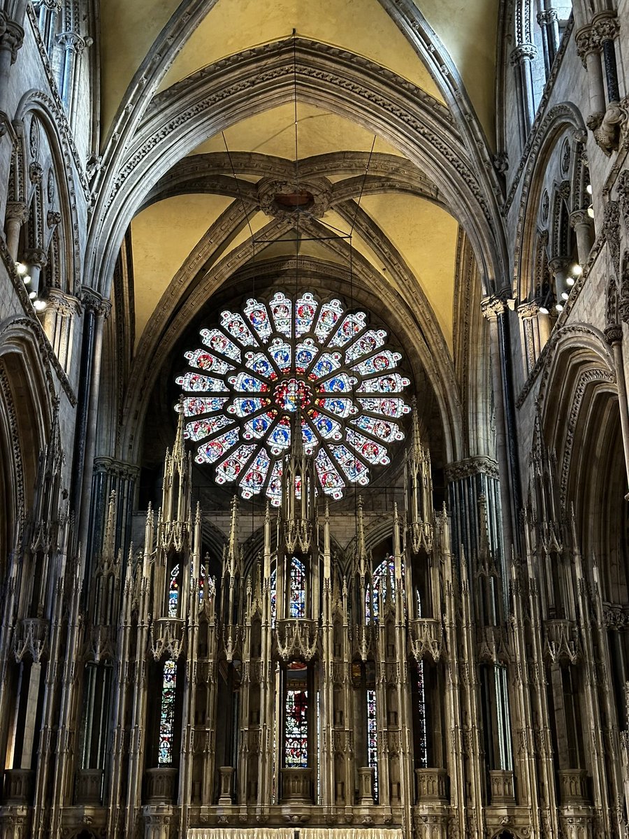Kako je inspirativno razumjeti napredak čovjekova uma kroz povijest stvaranja. 
Mislite li da danas umno napredujemo ili zaostajemo. 
Mislite li da dolazi vrijeme totalne predaje čovjekovog uma tehnologijama i AI.