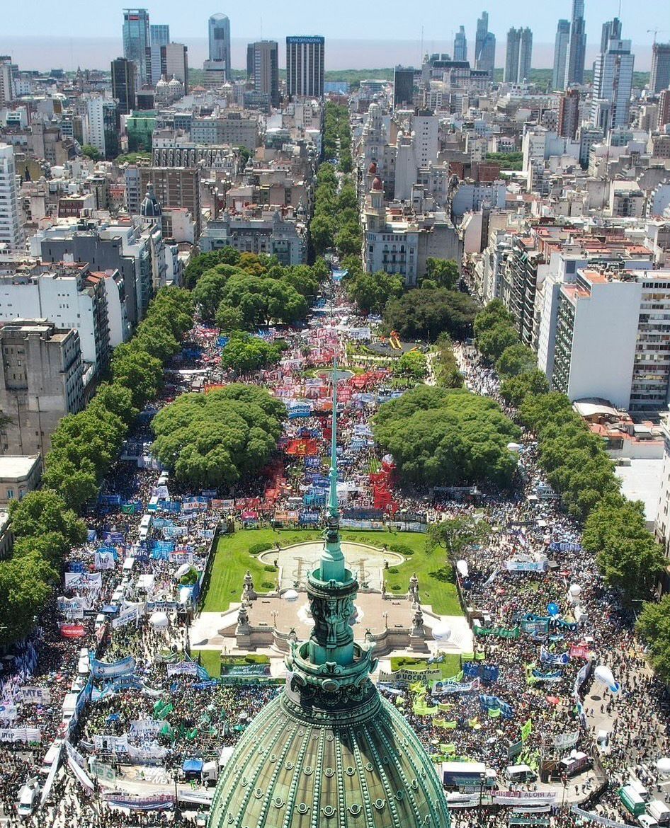 Mauricio acá estamos, somos los orcos!!! Esta lucha la ganamos en las calles y en el cielo tambien. Guarda con lo que quieren aprobar en el Congreso el pueblo no quiere retroceder y no perdona! #LaPatriaNoSeVende