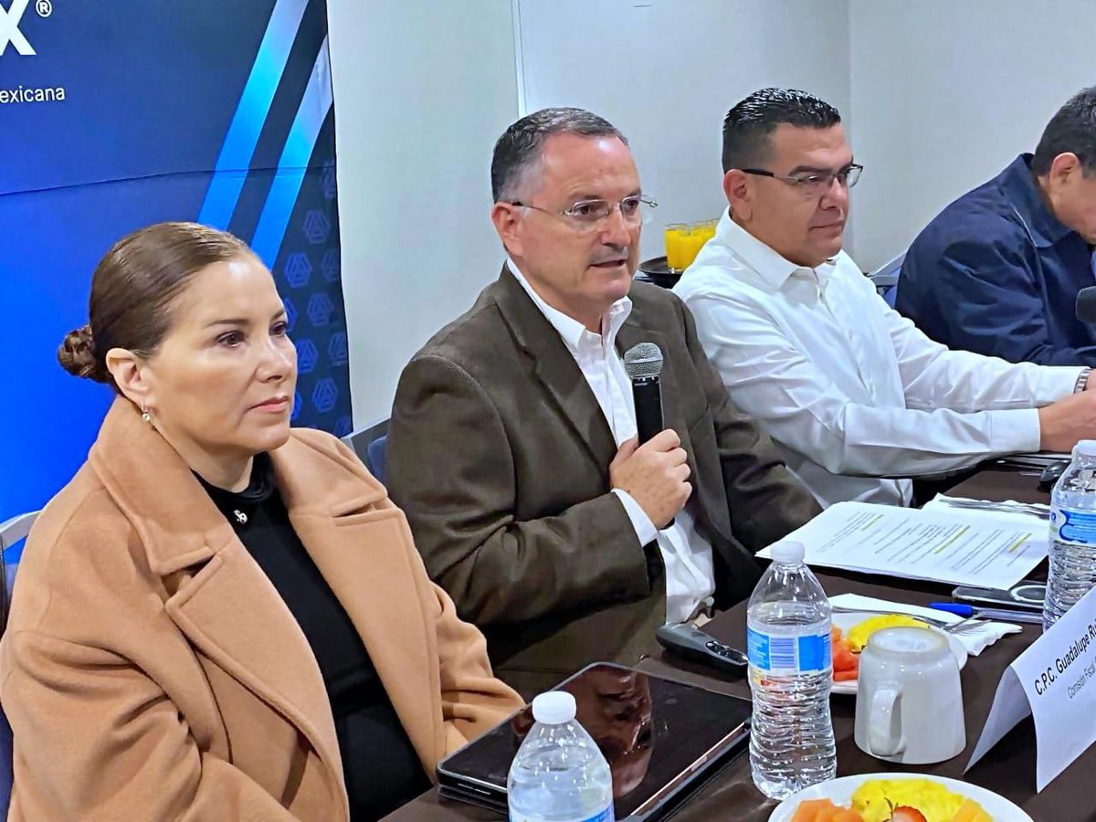 COPARMEXSON's tweet photo. 🔵 Este miércoles tuvimos el primer #DesayunoEmpresarial #Coparmex del año, en el que se impartió el tema Novedades Fiscales y Laborales para 2024, a cargo de Guadalupe Ruiz Durazo y Jorge Vera Dórame, presidentes de las comisiones Fiscal y Laboral, respectivamente. https://t.co/sP3mdIQq0s