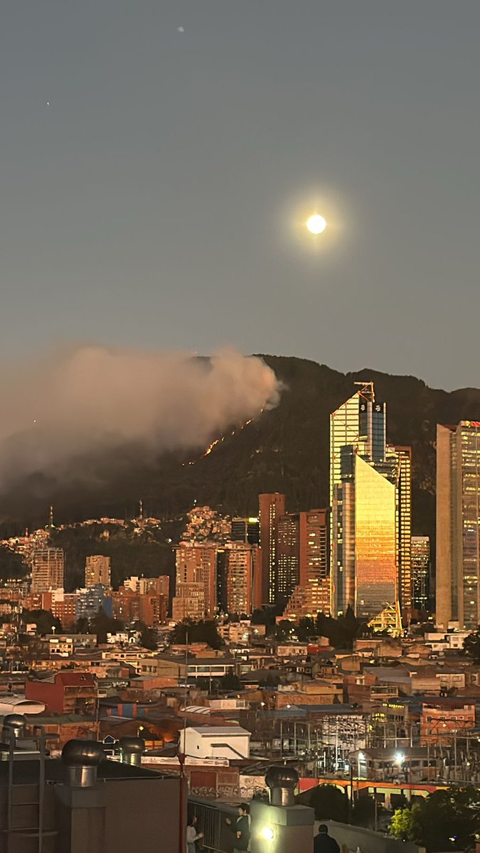 SoySoniCastano's tweet image. El paradójico paisaje de hoy #CerrosOrientales #IncendiosForestales