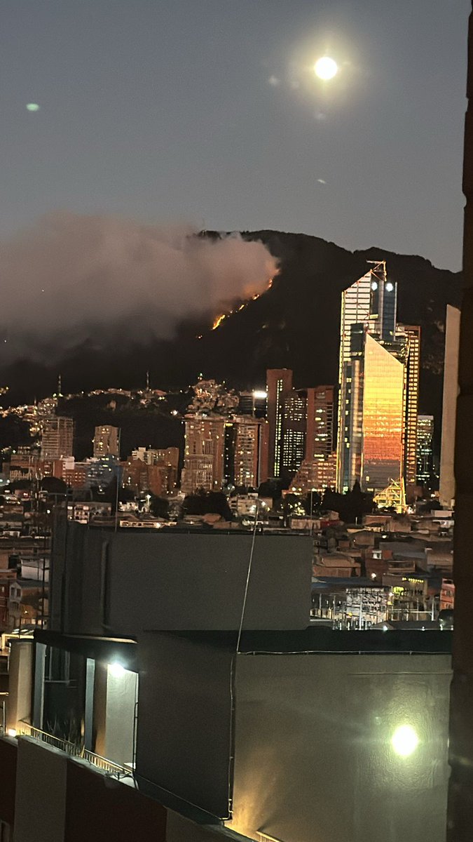 SoySoniCastano's tweet image. El paradójico paisaje de hoy #CerrosOrientales #IncendiosForestales