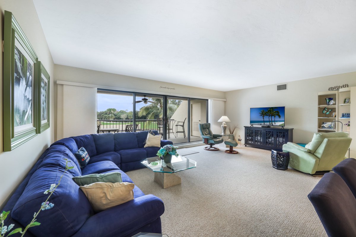 Highly desirable and spacious end unit just listed in Hyde Park at Pelican Bay!  The best golf course and lake views!  #pelicanbay #naplesflorida

🛏️ 3 beds
🛁 2.5 baths
🚗 2 parking spaces
🏡 $1,290,000
📐 2,191 sq ft
📍 6300 Pelican Bay Blvd, Unit A-201

Call Ryan 239.287.9159!