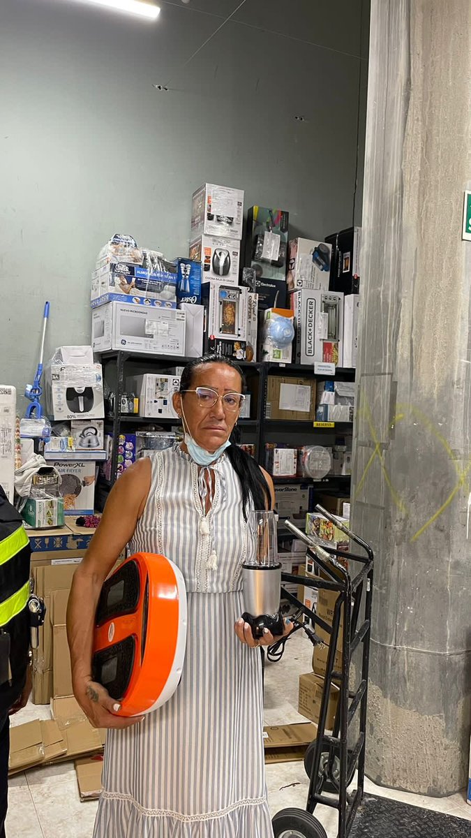 EmergenciasEc's tweet photo. Atención!!
La princesa ya ha sido detenida en varias ocasiones y hasta le han tomado foto con las cosas que se iba robando. 
El problema es que se la llevan detenida  y luego sale al siguiente día a seguir robando.
Hay que aplicarle la ley de  Guamote, no quéda de otra. https://t.co/ZoCYvrIMs5