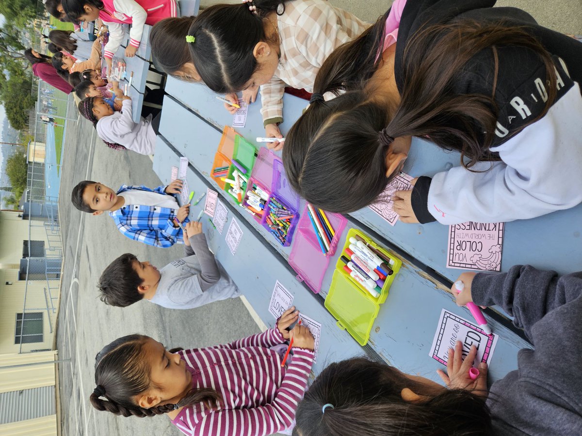 Days 2 &amp; 3 of ##TheGreatKindnessChallenge have been so fun here <a href="/LasLomasSchool/">Las Lomas</a> 😊 Students have been creating and sharing kind messages to everyone all over campus!❤️✨️ <a href="/LHSchools/">La Habra Schools</a>