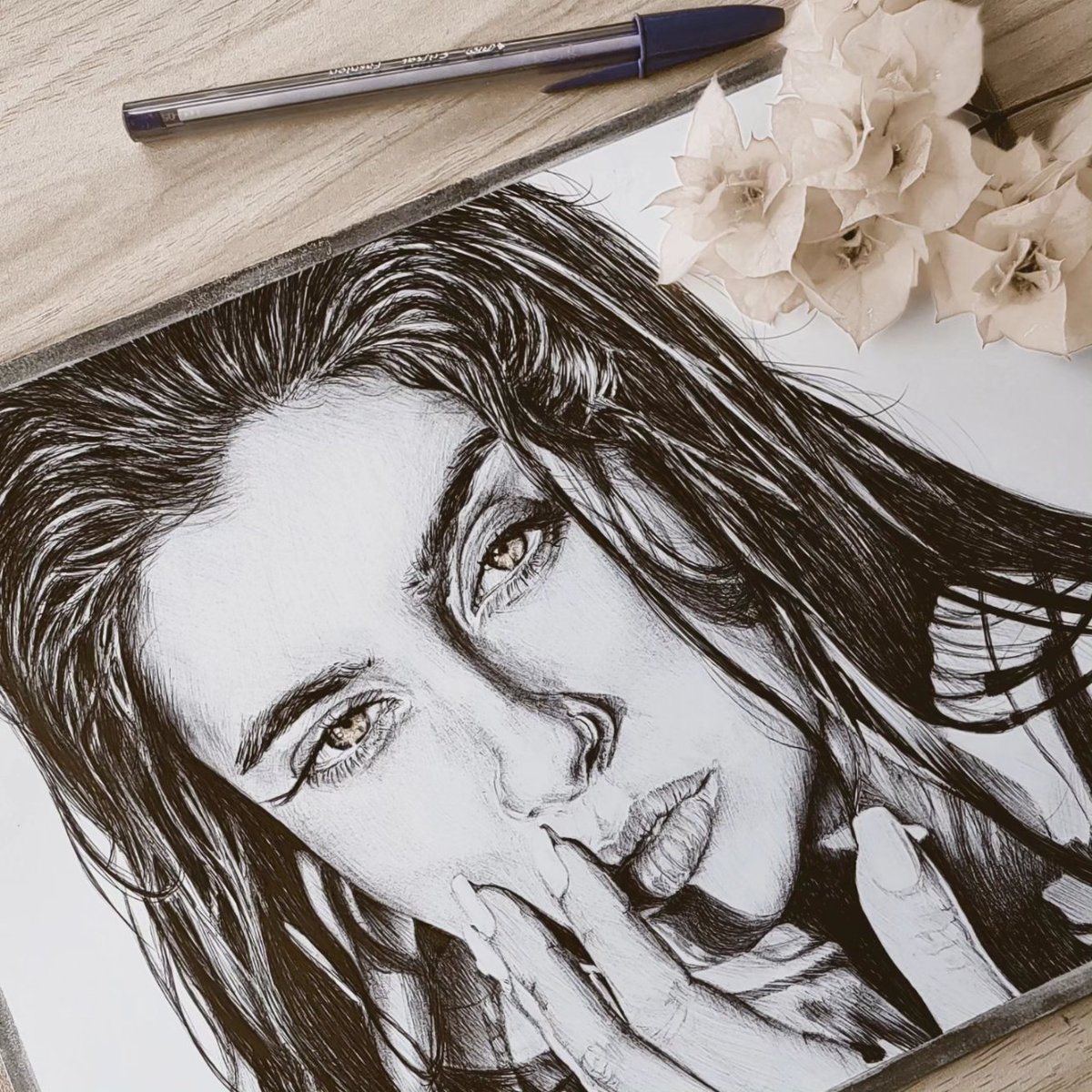 Yohelava's tweet photo. "El arte no imita lo que está a la vista; más bien, revela lo que no siempre es evidente."

Trazos @LaurenJauregui ✍️🖤

#laurenjauregui https://t.co/Vc8LjKChZj