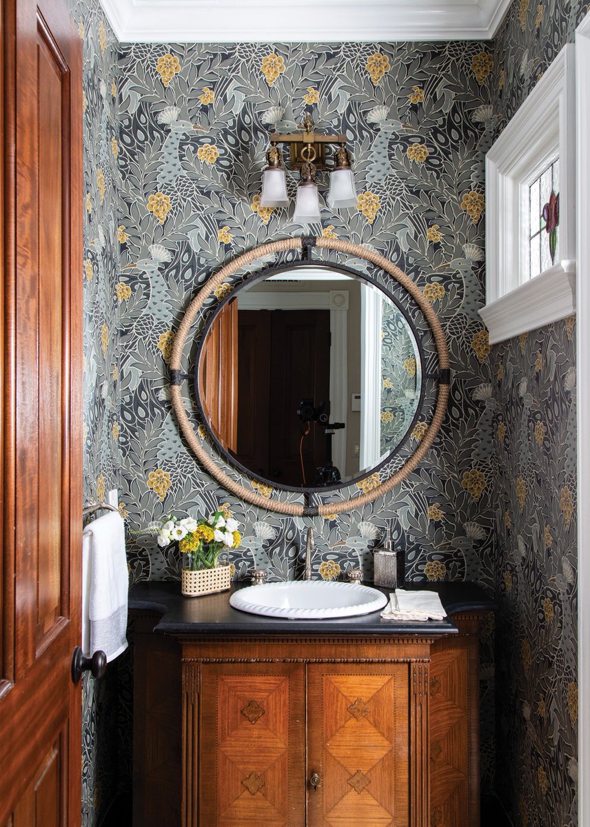 HomeAndDesign's tweet image. "Wallpaper gives depth without taking up space. We like to add it behind built-ins, on the ceiling or even framed as art." Melanie Whittington | Whittington Design

#interiordesign #wallpaper #powderroom #homeanddesigndc