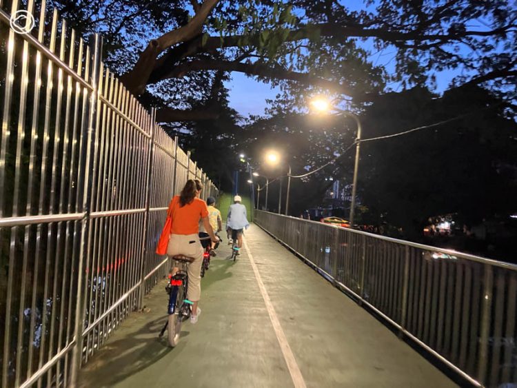 readthecloud's tweet photo. คอลัมน์ #คนคุย พามารู้จัก #MargotDaris แห่ง #DutchCyclingEmbassy ผู้เชื่อว่าเมืองจะน่าอยู่ด้วยจักรยานและการสื่อสารที่ถูกต้อง ซึ่งบ้านเราคือหนึ่งในประเทศที่เชิญเธอมาร่วมแก้ไขปัญหา และเธอมองว่าสิ่งที่บ้านเราต้องการคือวิสัยทัศน์การเมือง #TheCloud https://t.co/UtR4Vqn9IT https://t.co/ZE6Dz7uzwS