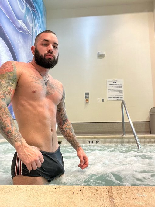 Join me in the jacuzzi 😉 https://t.co/Qv2CYf4wYQ