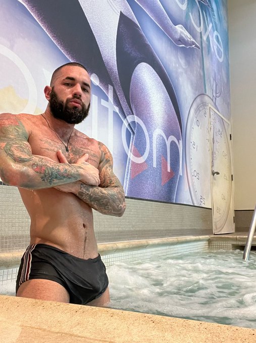 Join me in the jacuzzi 😉 https://t.co/Qv2CYf4wYQ