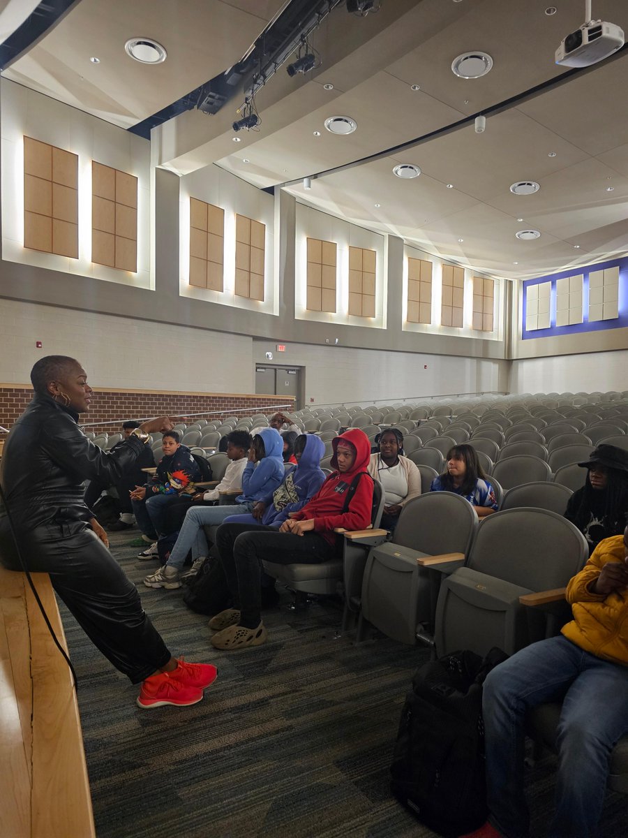 MEGAMentors's tweet photo. Yesterday, Manchester MS had the privilege to have Manchester HS alumna   Niki Kimbrough share her insights with our mentees. Niki is a UVA &amp; Syracuse University graduate with experience being a Broadway Actress, Singer, Fitness Trainer and Track &amp;  Field Student Athlete. https://t.co/0N3qHOSNlO