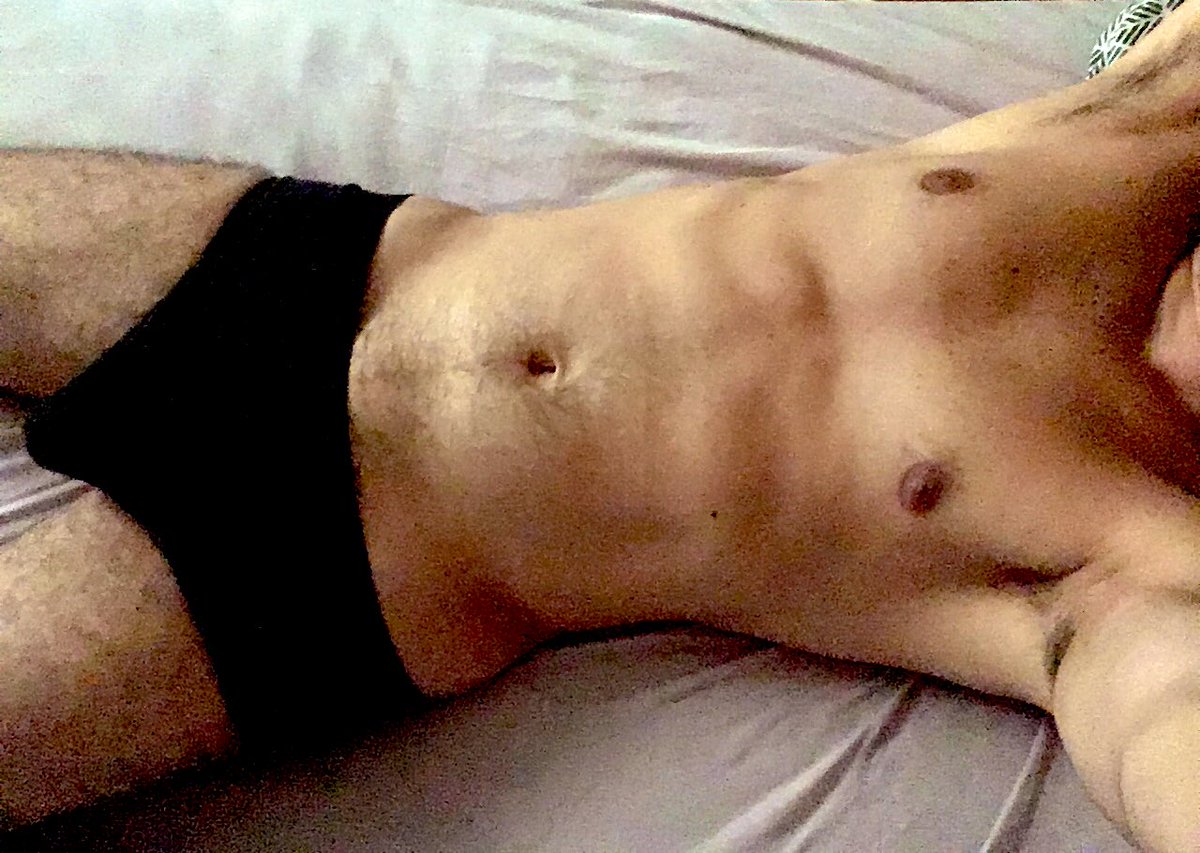 O <a href="/20papa/">20papa</a> com sua SUNGA PRETA ✔️ cavada que valoriza suas pernas peludas - delícia