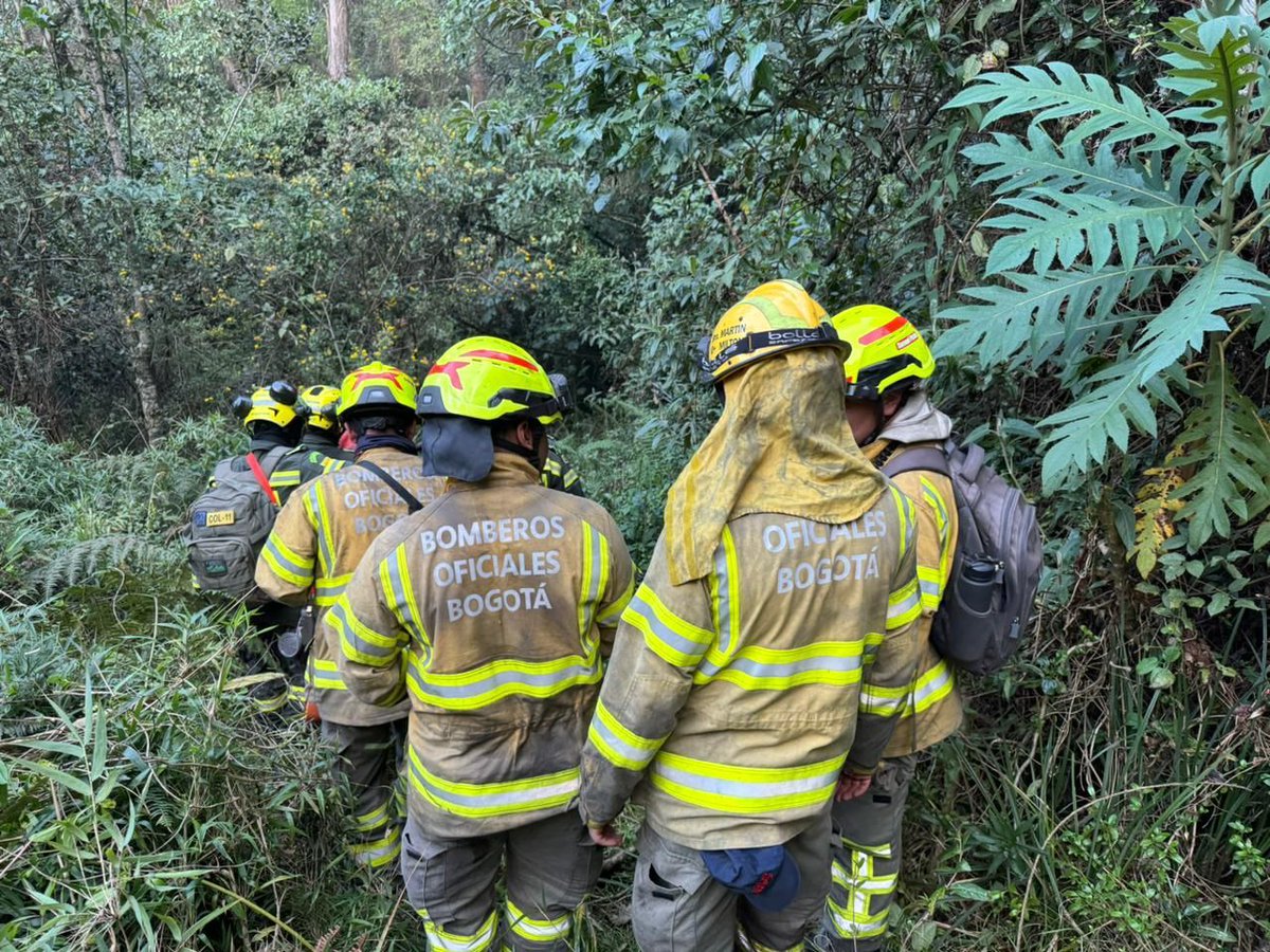 BomberosBogota's tweet photo. Las labores de extinción del incendio en los Cerros Orientales continúan. 

Completamos cerca de 60 horas de operaciones ininterrumpidas, buscando el control total de la emergencia. 🚨 Gracias por su confianza Bogotá.

#IncendioCerros #IncendioForestal #cerrosorientales https://t.co/OApOPWJd9i