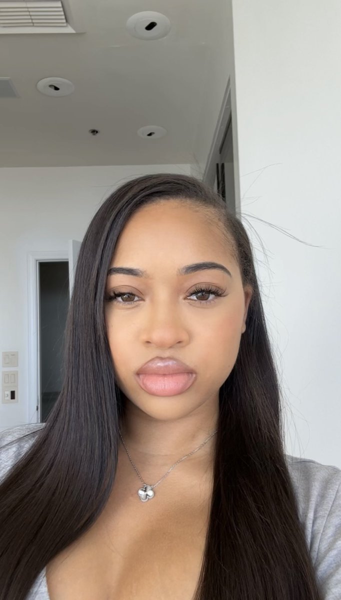 indiaroyaleb's tweet photo. Pretty ass lips make these hoes cop syringes. Muah💋 No Bars. https://t.co/CtbLLMGPvP