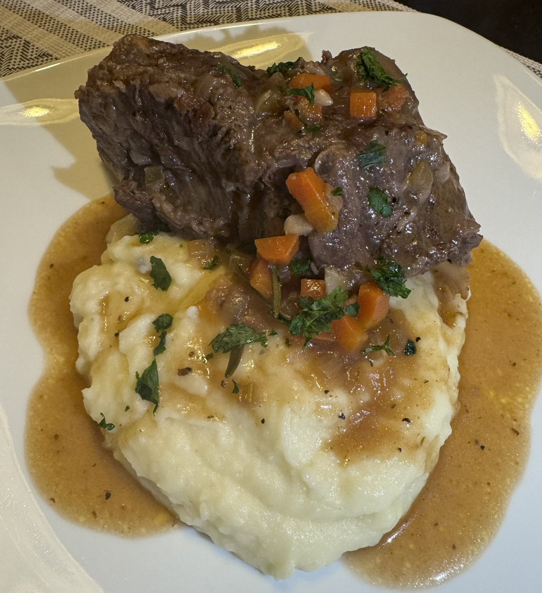 TheNorahEffect's tweet photo. Dinner: Braised beef back ribs and mashed potatoes #NotLowCarb https://t.co/mfy8Z7VTc4
