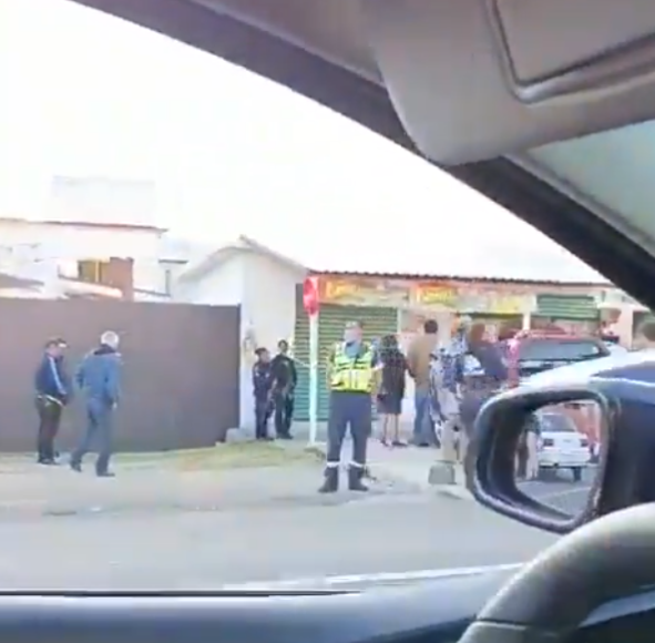 24_morelos's tweet photo. PRIVAN DE LA VIDA A UN HOMBRE AL INTERIOR DE UNA BARBERÍA EN TRES MARÍAS

La tarde de este miércoles se registró una agresión a tiros, en contra de un hombre que se encontraba al interior de una barbería, quien perdió la vida a consecuencia de los disparos. Los hechos se presentaron en el poblado de Tres Marías, municipio de Huitzilac.

Elementos de la policía se encuentran en el lugar esperando la llegada de los peritos de la Fiscalía General del Estado de Morelos. No se reportan personas detenidas hasta este momento.