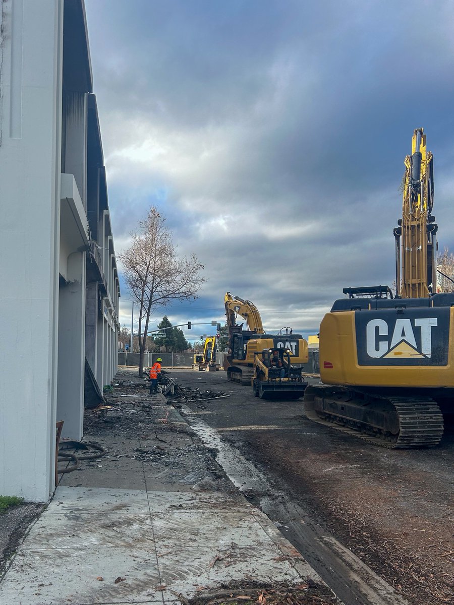 sccfiredept's tweet image. Demolition has begun at the site of the Christmas day 3-alarm fire at 4600 El Camino Real in #LosAltos. Following completion of this work, the building will be deemed safe to enter and fire investigators can continue their work to determine the origin and cause of the fire.