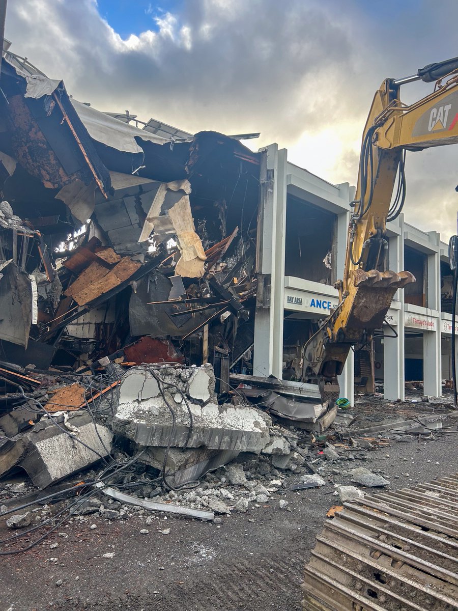 sccfiredept's tweet image. Demolition has begun at the site of the Christmas day 3-alarm fire at 4600 El Camino Real in #LosAltos. Following completion of this work, the building will be deemed safe to enter and fire investigators can continue their work to determine the origin and cause of the fire.