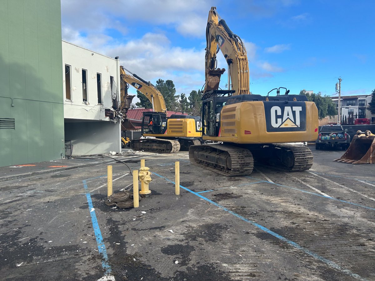 sccfiredept's tweet image. Demolition has begun at the site of the Christmas day 3-alarm fire at 4600 El Camino Real in #LosAltos. Following completion of this work, the building will be deemed safe to enter and fire investigators can continue their work to determine the origin and cause of the fire.