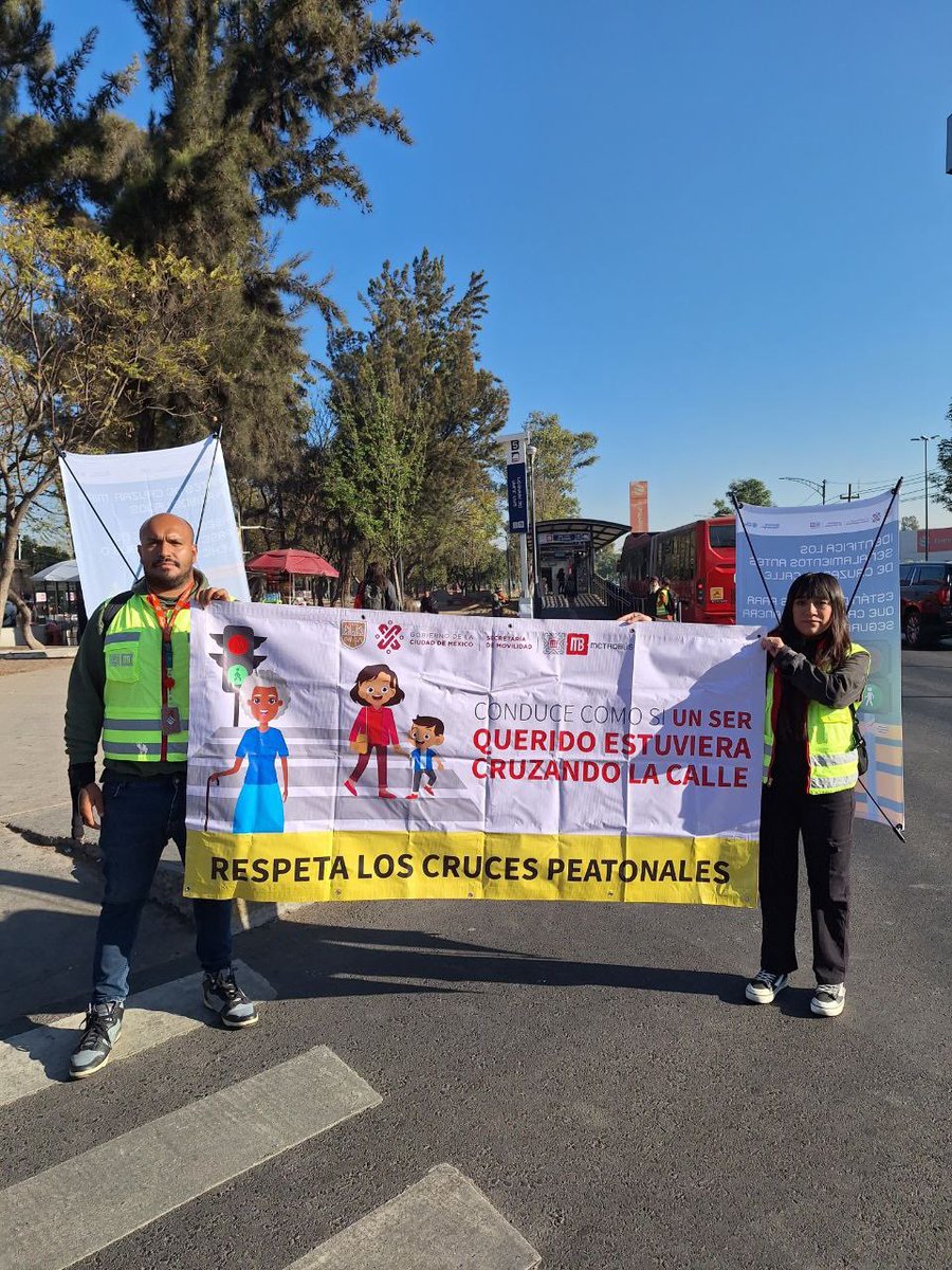 RosarioCastroE's tweet photo. Metrobús en activación 🫱🏼🫲🏼🚸✨
Esta mañana intervenimos el cruce de los transbordos de las Líneas 5 y 6 de @MetrobusCDMX en la estación San Juan de Aragón 🚍💓
Sigue las recomendaciones de Seguridad Vial para un mejor cruce peatonal 🚸
#NosCuidamosTodas
#NosCuidamosTodos https://t.co/XctKlTY4wv