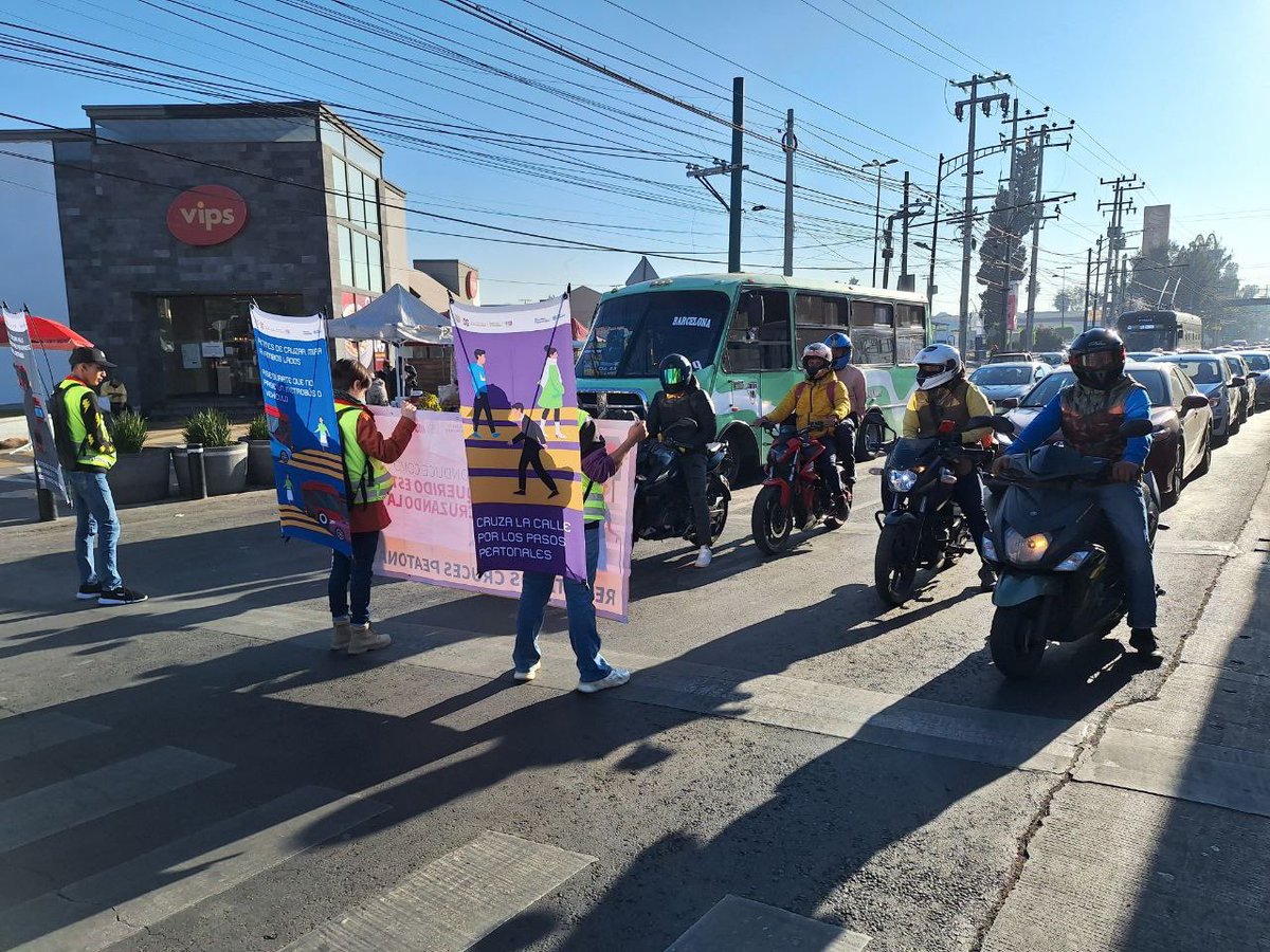 RosarioCastroE's tweet photo. Metrobús en activación 🫱🏼🫲🏼🚸✨
Esta mañana intervenimos el cruce de los transbordos de las Líneas 5 y 6 de @MetrobusCDMX en la estación San Juan de Aragón 🚍💓
Sigue las recomendaciones de Seguridad Vial para un mejor cruce peatonal 🚸
#NosCuidamosTodas
#NosCuidamosTodos https://t.co/XctKlTY4wv