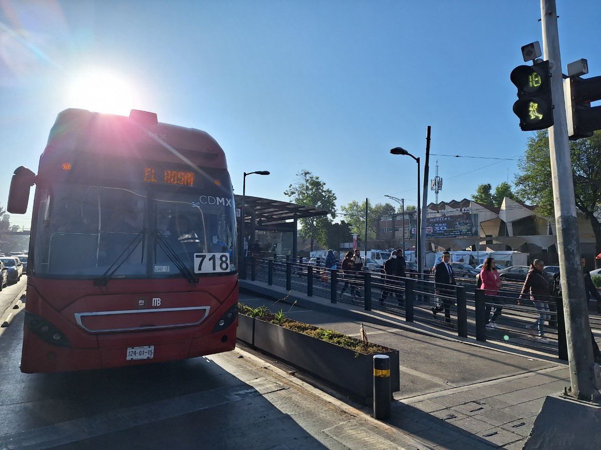 RosarioCastroE's tweet photo. Metrobús en activación 🫱🏼🫲🏼🚸✨
Esta mañana intervenimos el cruce de los transbordos de las Líneas 5 y 6 de @MetrobusCDMX en la estación San Juan de Aragón 🚍💓
Sigue las recomendaciones de Seguridad Vial para un mejor cruce peatonal 🚸
#NosCuidamosTodas
#NosCuidamosTodos https://t.co/XctKlTY4wv