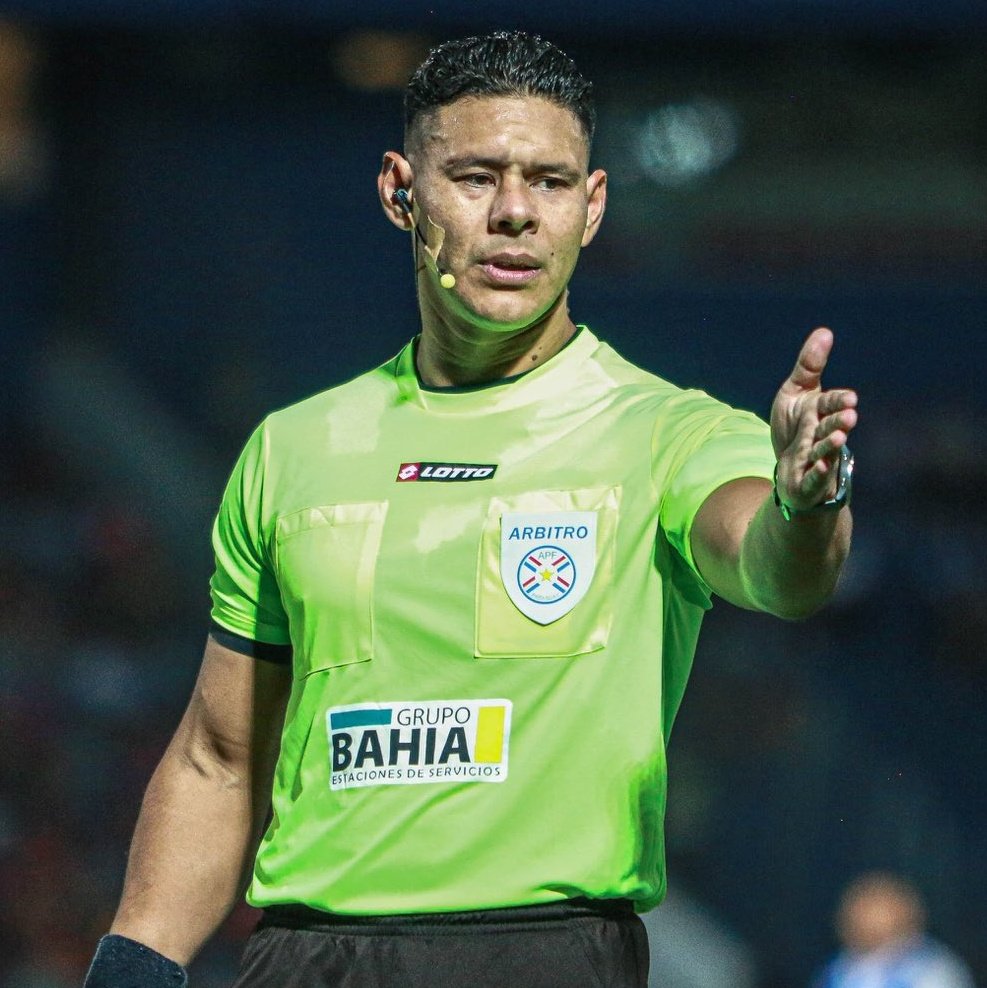 SrFutbolPy's tweet photo. Grosero error de Blas Romero al validar el tanto de Lorenzo Melgarejo, el primero del Gumarelo ante Sportivo Luqueño. En la previa, hubo una clara mano de Tacuara Cardozo. No debió subir al marcador. https://t.co/SPaLs9r86p