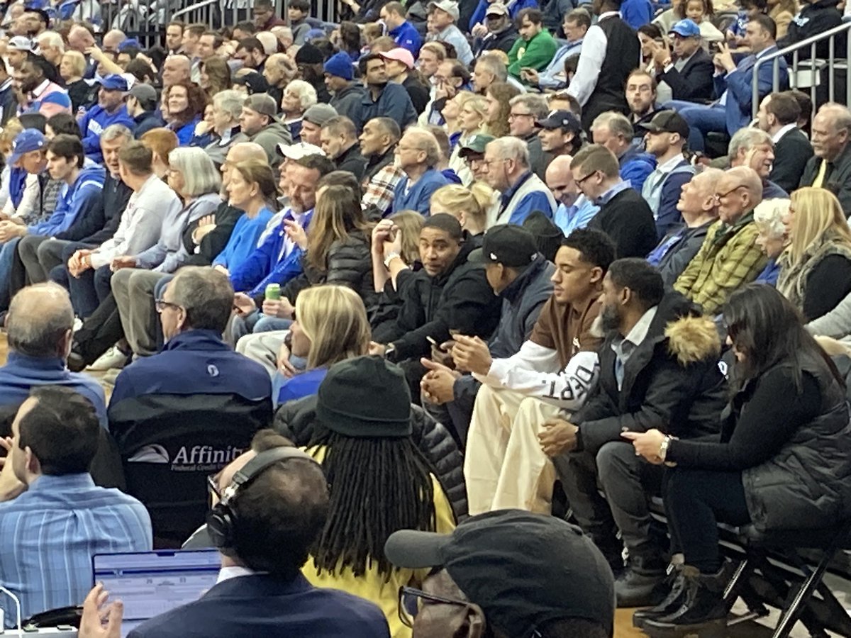 StreamPunkEnt's tweet photo. Second half under way at The Rock, Pirates up 40-35 with 17:30. Star alumni Jared Rhoden of the Pistons and Andre Barrett (now working for the NBA) sitting Courtside https://t.co/2VupMmZQeC