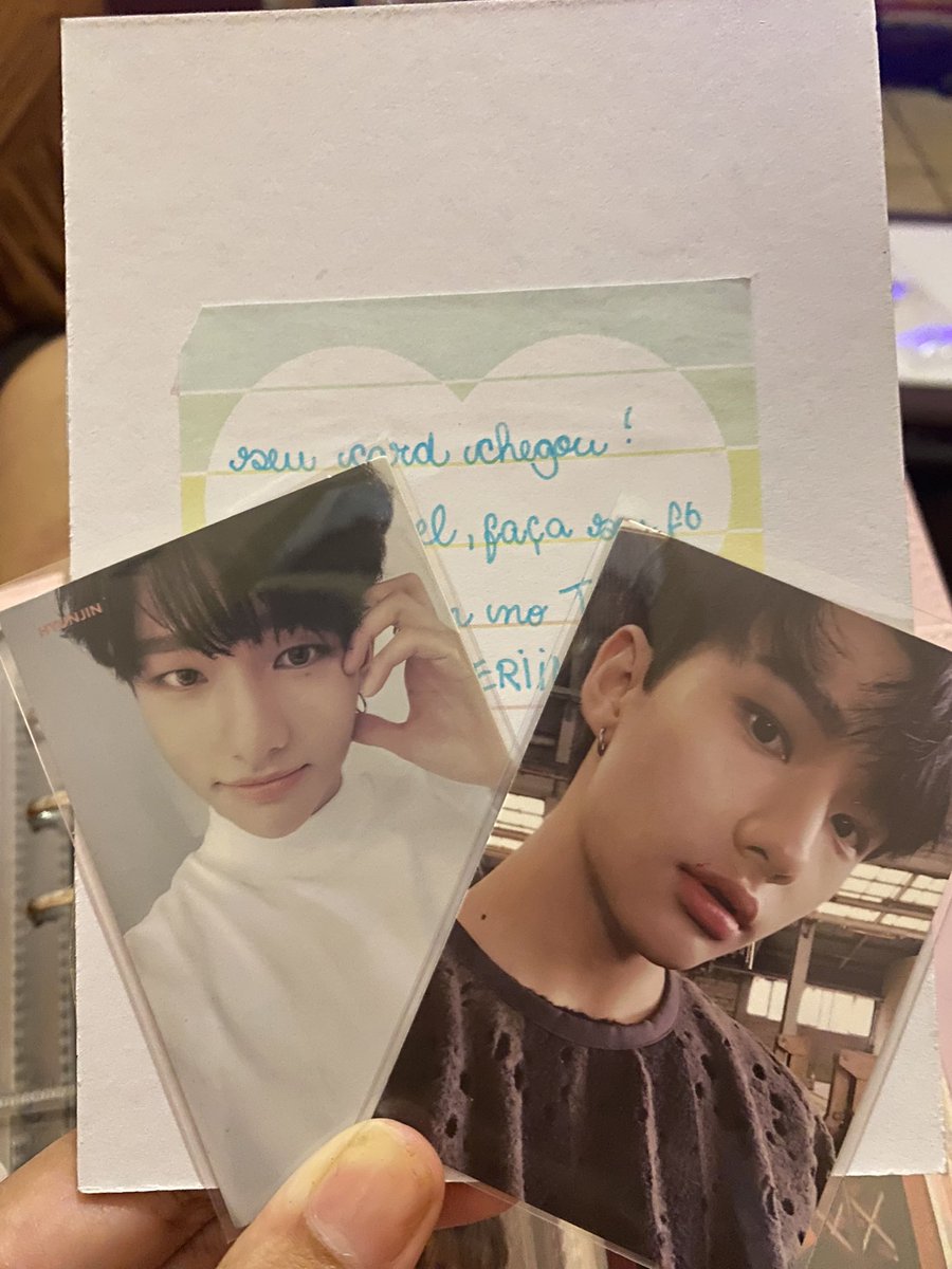 _iamhyun_'s tweet photo. Feedback positivo para @borderIinos que me vendeu esses hyuns, são os meus primeiros cards de uma era antiga, obrigada por reservar eles pra mim!! Chegaram muito bem embalados ❤️✨ https://t.co/pjbDWodvWE