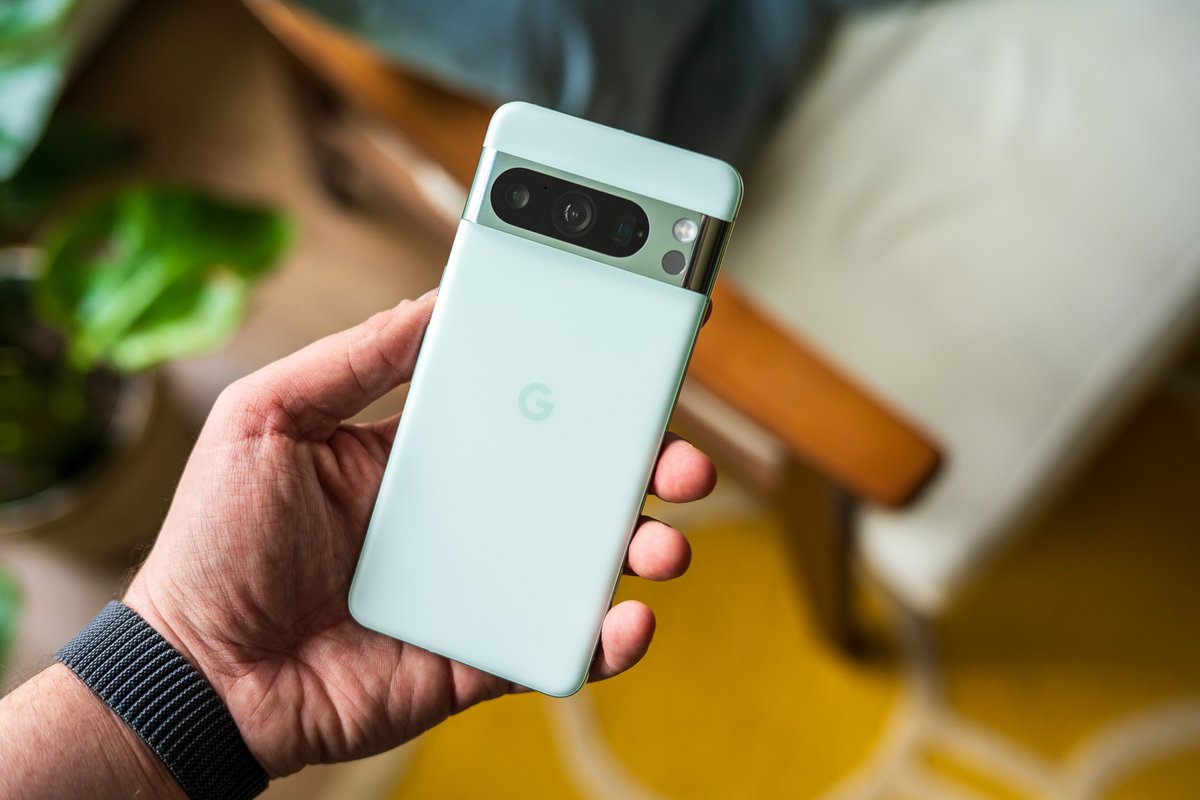 I still think blue is the way to go with the Pixel 8 Pro, but here's Google's new mint color that goes on sale tomorrow in the US. theverge.com/2024/1/24/2404… Plus details on the latest feature drop: theverge.com/2024/1/24/2404…