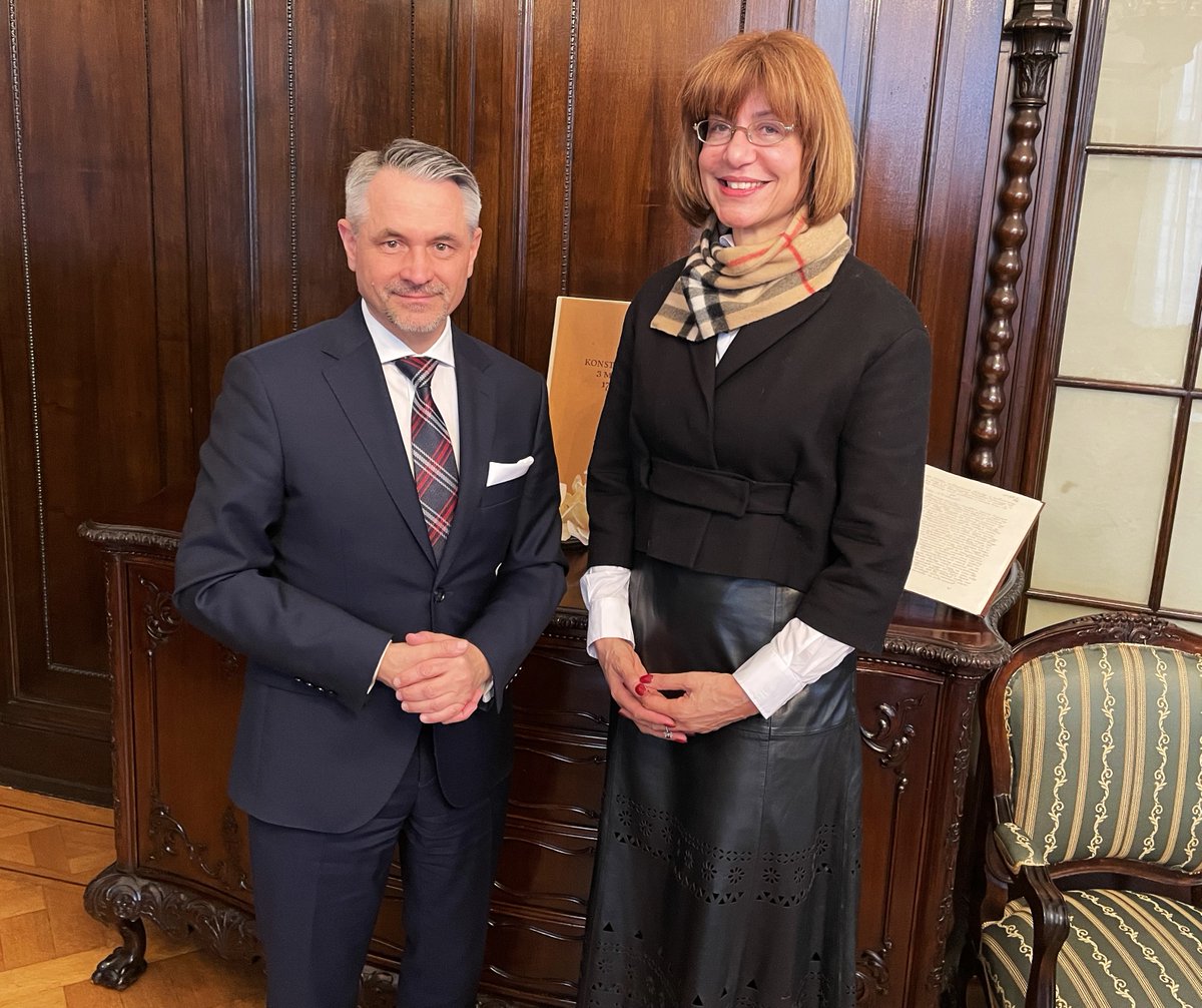 Mit Jane Williams-Boock, Rektorin von <a href="/touro_berlin/">Touro Berlin</a> über Zusammenarbeit bei Bildungsprojekten nicht nur im Holocaustkontext. Gemeinsam sind wir auf der Suche nach verlorenen Fotos, um die Geschichte zu entschlüsseln. Gegen Vergessen, Ungerechtigkeit und Intoleranz. #WeRemember